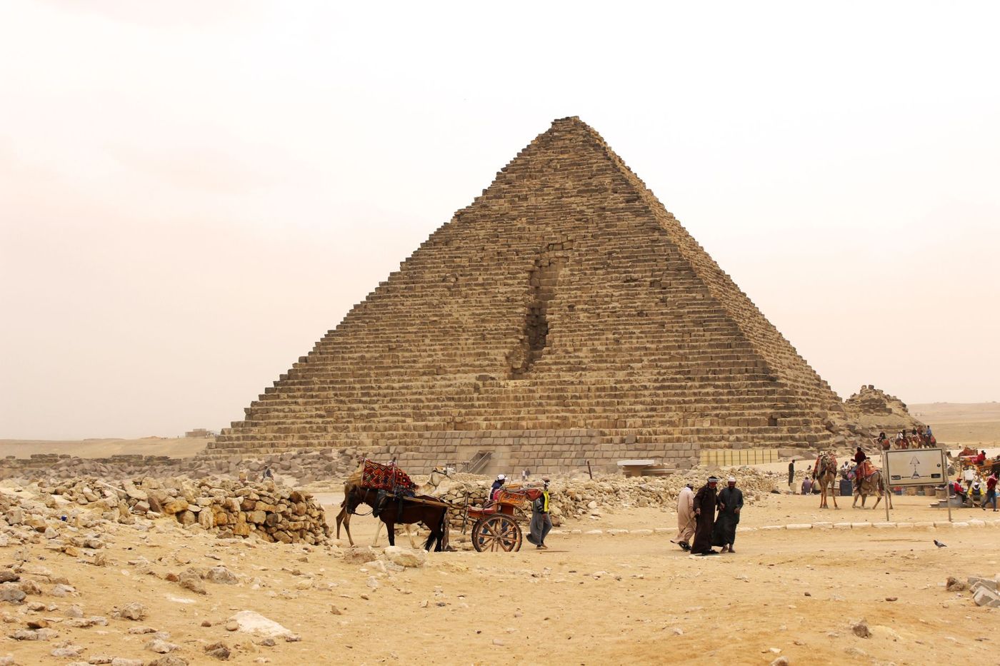Die senkrechte Abbruchkerbe an der Nordflanke der Mykerinos-Pyramide