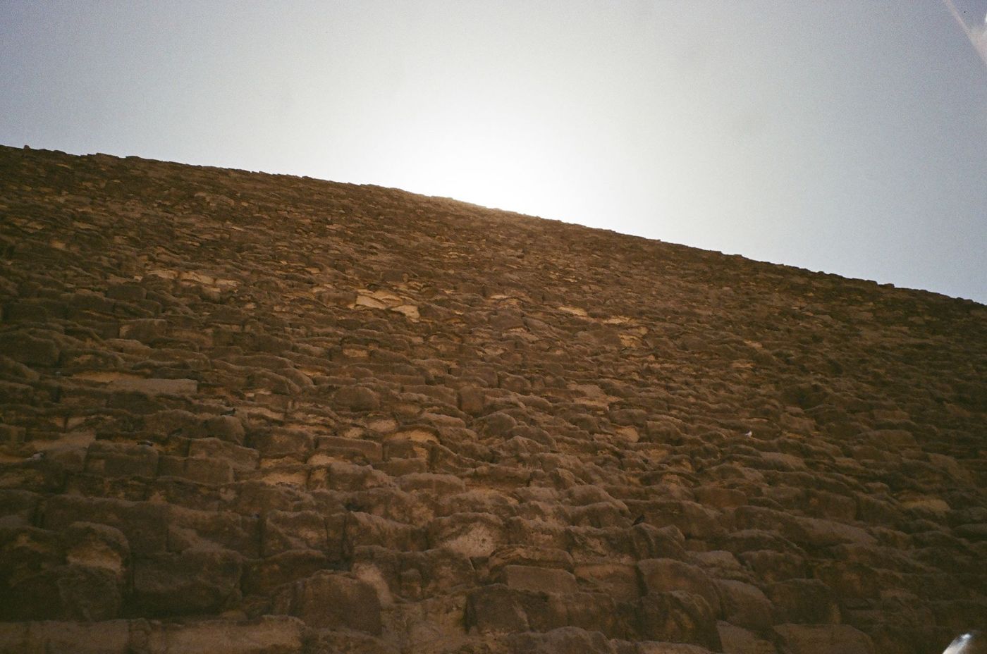 Revêtement en granit inachevé à la base de la troisième pyramide de Gizeh