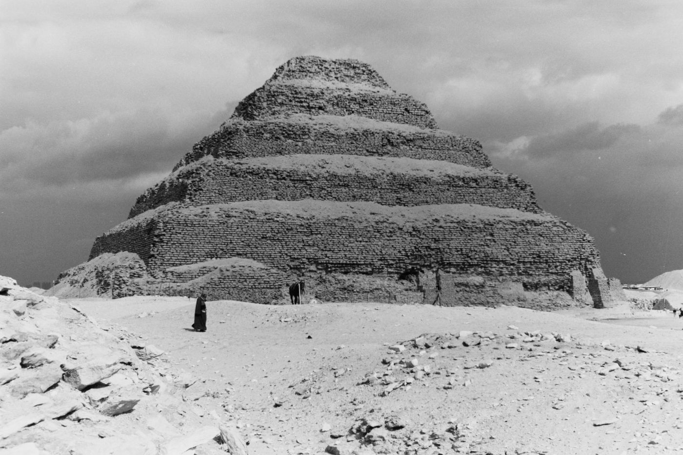 A pirâmide de degraus de Djoser em Sakkara com seus seis níveis